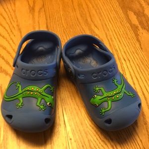 Crocs size 8 9 blue with green lizard